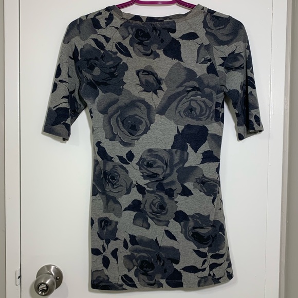 ๐5/$20๐Suzy Shier Floral Gray T-Shirt - Picture 4 of 6